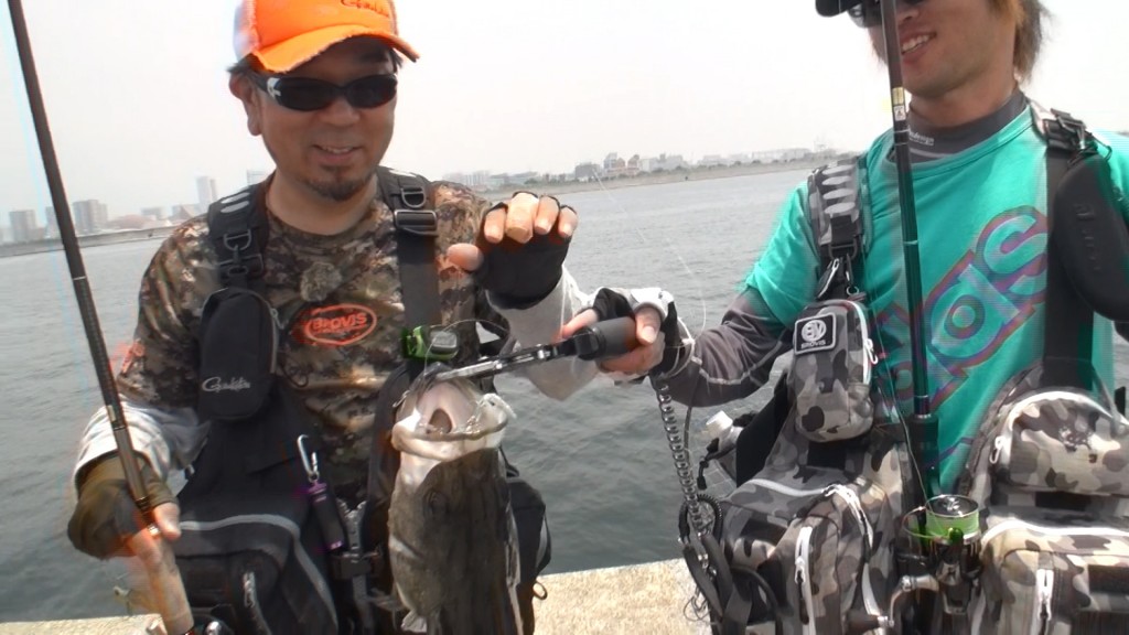 ハイブリッドスイマーの18gプロトを軽くダートを入れつつ巻いてくるとピックアップ寸前でヒット。バイトシーンがモロ見えだったそうな