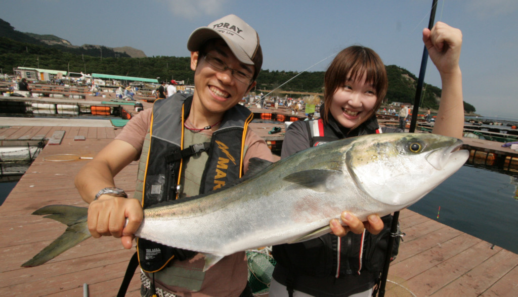 夏休みのファミリーフィッシングにどうでしょう 手ぶらで海上釣り堀デビューしよう １日の流れから釣り方までイラスト入りで徹底解説 釣りの総合ニュースサイト Lurenewsr ルアーニュース アール