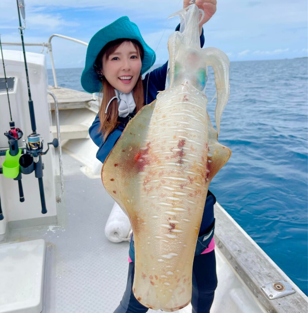 なおちん」が大型アオリイカ。キャッチしたロッドはチタン