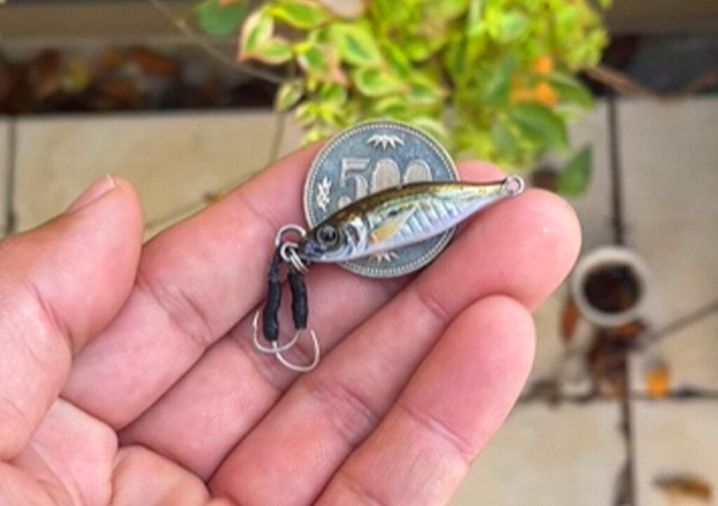 超絶リアルのアジ型メタルジグ「メタルアディクト06」の極小コイン